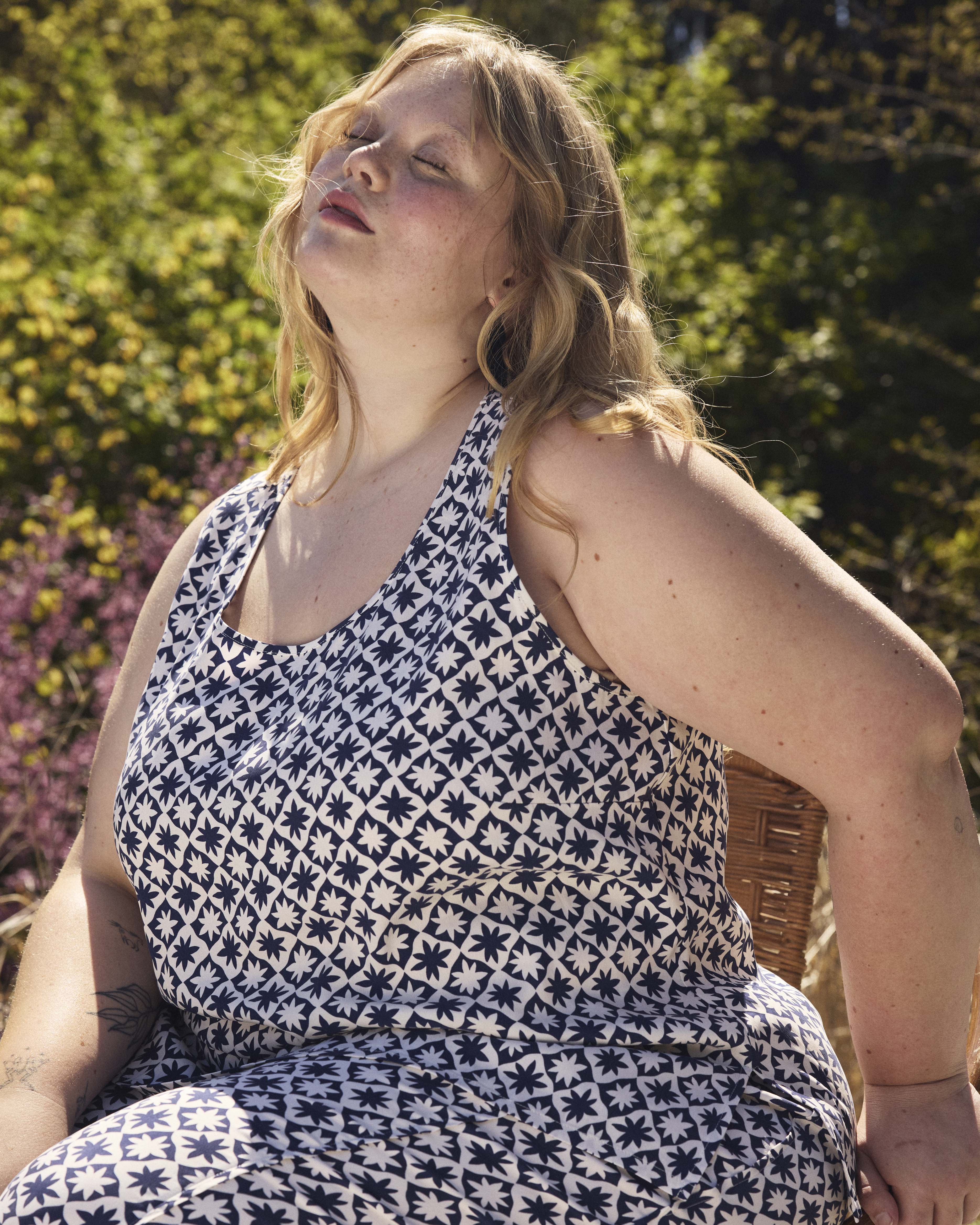 Cooling Stretch Cupro Tank - Navy Hacienda Print - Image 5